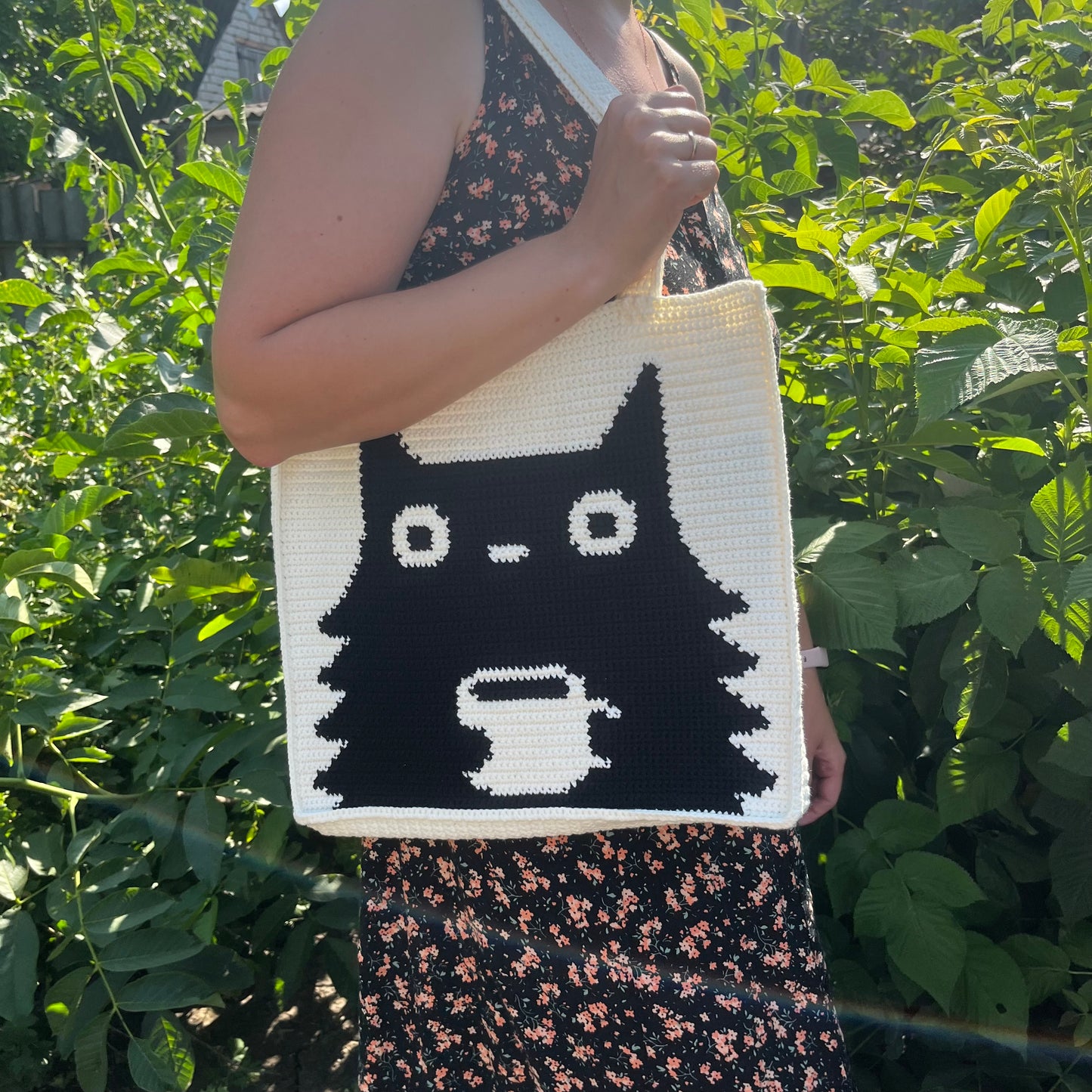 Black cat with a cup crochet pattern