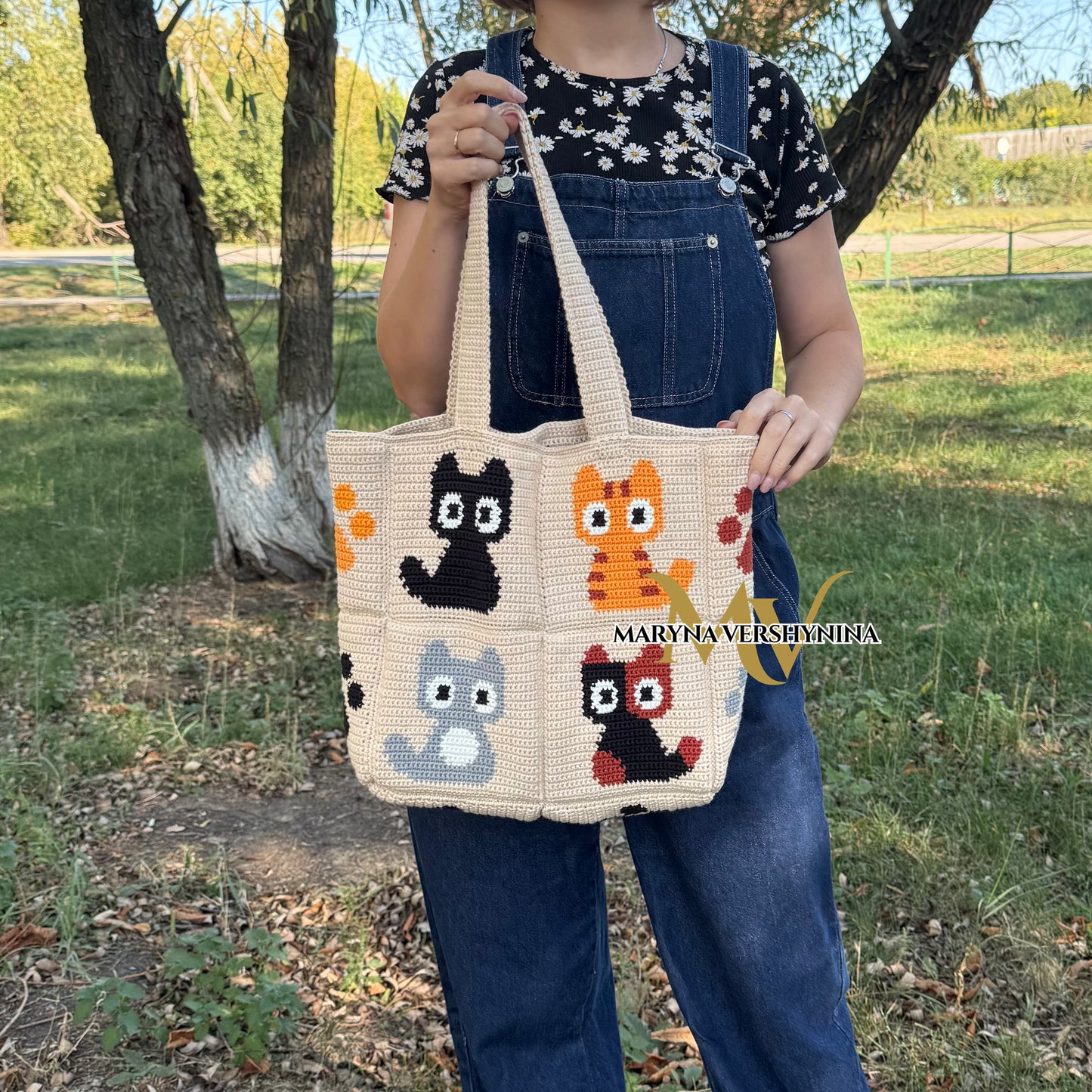 Cute cats and paws bag crochet pattern