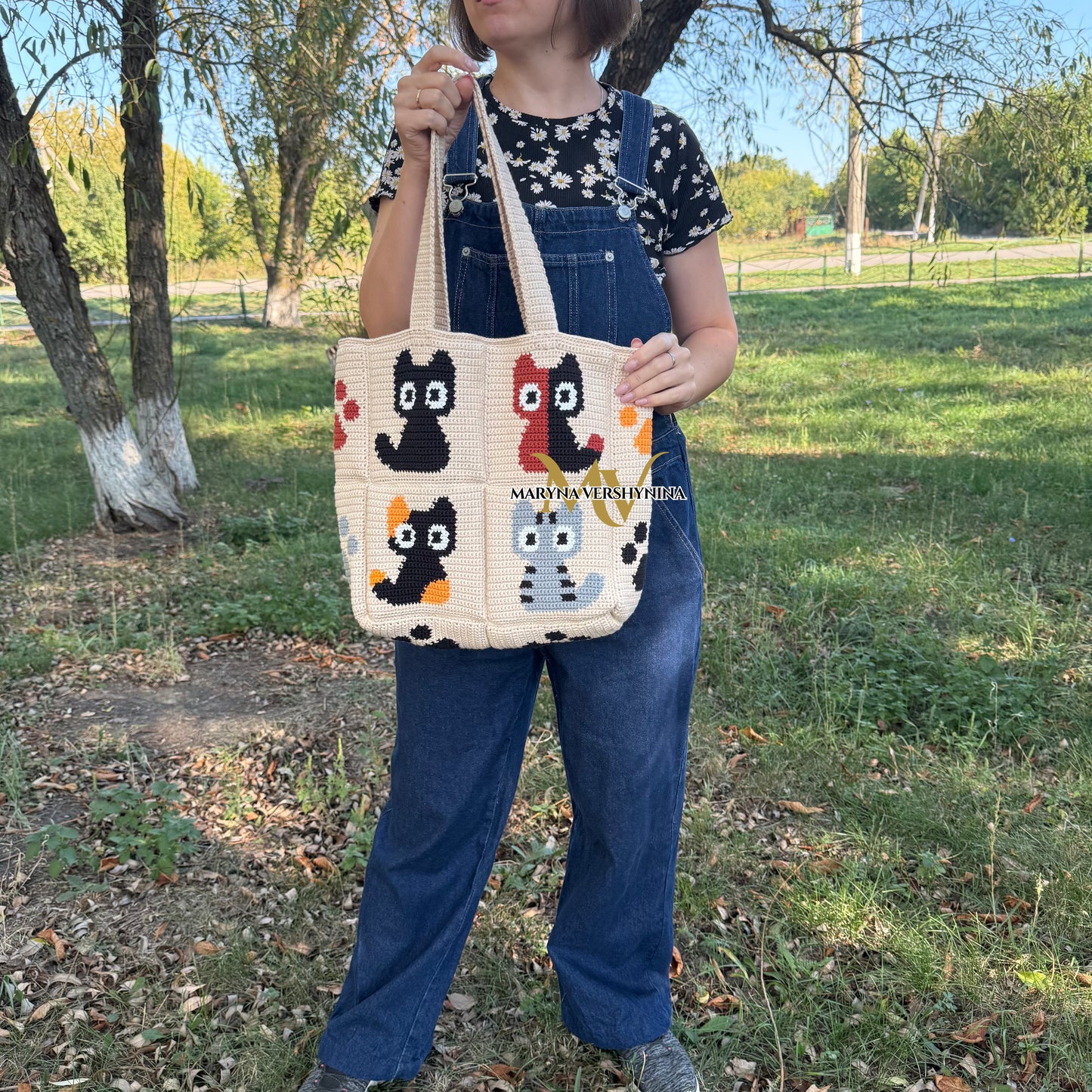 Cute cats and paws bag crochet pattern